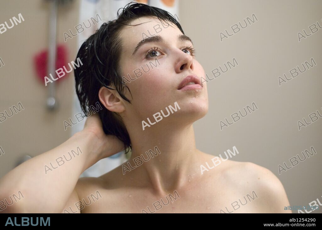 ARTA DOBROSHI in LORNA'S SILENCE, 2008 (LE SILENCE DE LORNA), directed by JEAN-PIERRE DARDENNE and LUC DARDENNE. Copyright SONY PICTURES CLASSICS / PLENUS, CRISTINE.