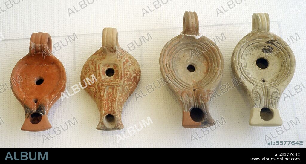 Era romana. Lámpara de aceite. Arcilla. Las del período Republicano no acostumbaran a estar decoradas. Siglos III-I a. C. España. Museo Nacional Arqueológico. Cataluña. España. Roman era. Clay oil lamps with poor decoration, typical of the Republic period. 3rd-1st century BC. Spain. National Archaeological Museum. Tarragona. Catalonia, Spain.