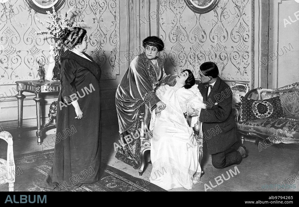 Madrid. May 1913. At the Zarzuela Theater. Mrs. Rodríguez, Mrs. Cobeña, Miss Lombera and Mr. Muñoz, in a scene from Paul Hervieu's drama, "The Torch Race".