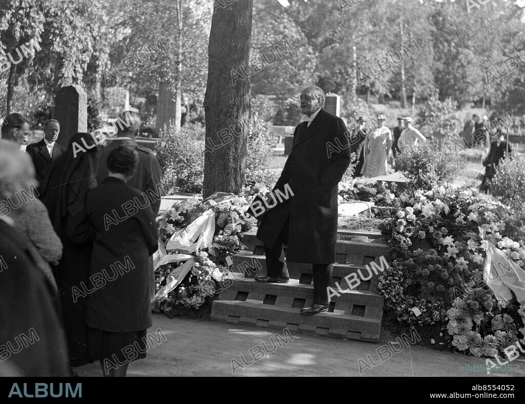 GÖTEBORG 1937-06-26.. Axel Forssman (1877-1940), advokat och styrelsordförande på Göteborgs Sjöfarts och Handelstidning, här på en begravning. Han talar vid graven - den bortgångne är kamrer Algot Johnson som arbetade på Handelstidningen. Östra kyrkogården. *** Local Caption *** GT Låda 1937-juni-02 Foto: Kamerareportage / TT / Kod: 2524.