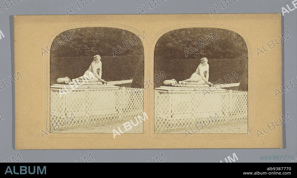Venus with the shell in the gardens of Versailles, La Venus à la Coquille (title on object), anonymous, Antoine Coysevox, Versailles, 1855 - 1875, photographic support, paper, albumen print, height 86 mm × width 170 mm.