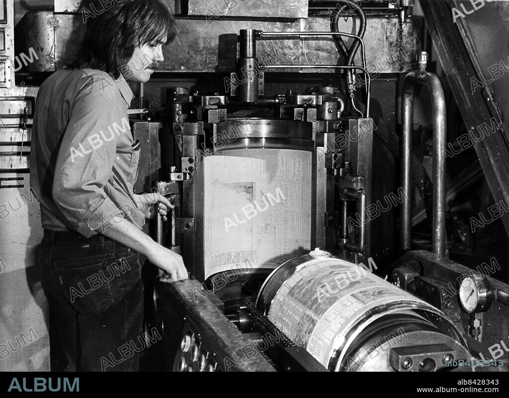 STOCKHOLM 1979-03-26. Stereotypin försvinner. Hittills har pressarna laddats med 22 kilo tunga blyplattor. Nu ersatts de av tunna plåtar på ca 50 gram. Kjell Svensson gjuter den absolut sista blyplåten.. Foto Kent Östlund / SvD / SCANPIX Kod 71522.