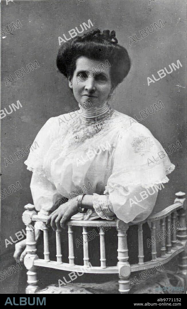 1900 (CA.). Ana Ruiz, madre de Antonio Machado, en una fotografía de estudio.