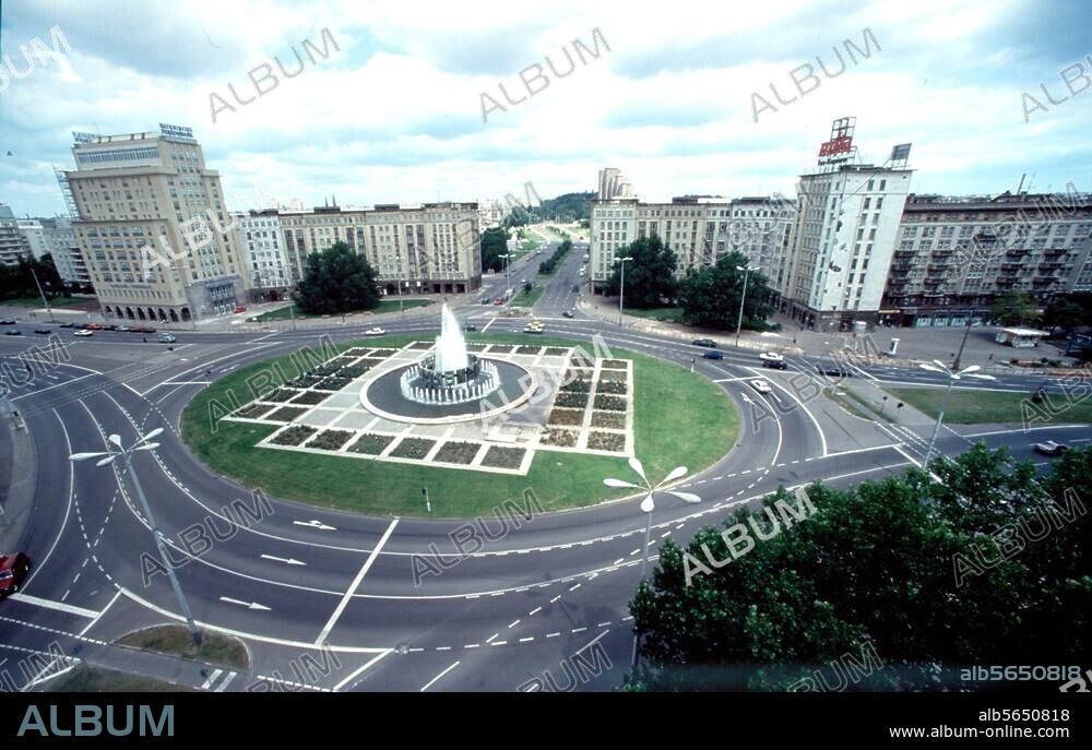 Berlin-Friedrichshain, Strausberger Platz. Platzansicht mit Brunnen (1967 von Fritz Kühn), Häuserzeilen, Turmhoch-Häusern und Blick in die Lichtenberger Straße.