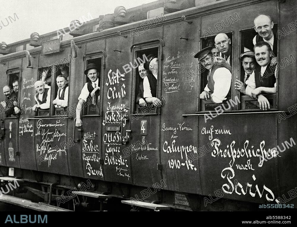 Berlin, 28. August 1914. 1. Weltkrieg / Mobilmachung. Abfahrt eines Truppentransports auf einem Berliner Bahnhof. Foto (Otto Haeckel).