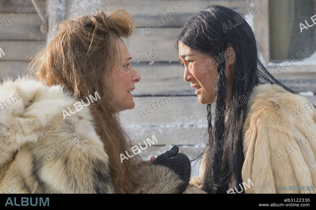 JULIETTE BINOCHE y RINKO KIKUCHI en NADIE QUIERE LA NOCHE, 2015, dirigida por ISABEL COIXET. Copyright ARIANE&GAROE/CANAL+ESPAÑA/ICC/ICAA/NEO ART/NODDLES PROD.