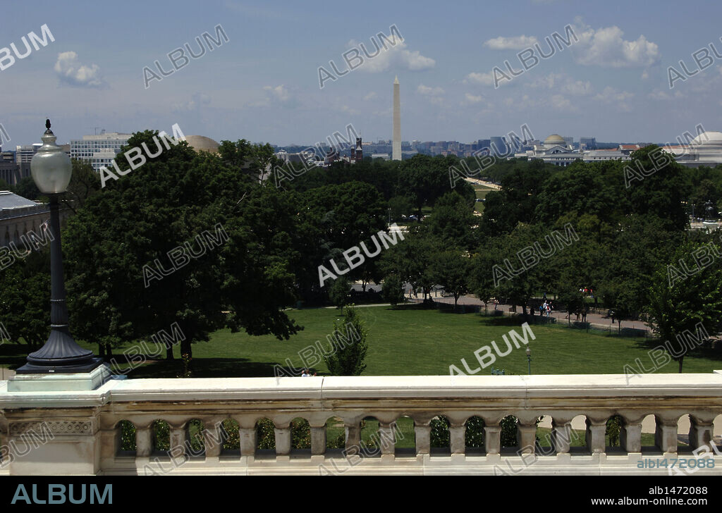 United States. Washington D.C. National Mall from the Capitol. At background, the Washington Monument, obelisk built to commemorate the president G. Washington.