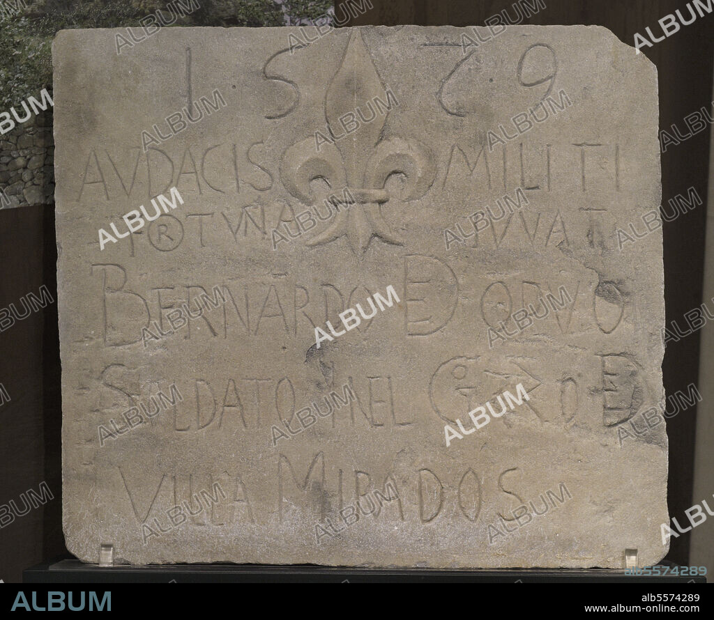 Inscripción conmemorativa en latín e italiano en recuerdo del soldado Bernardo De Opuo, quien en 1551, durante una de las grandes incursiones turcas, cuando ya todo parecía perdido, prefirió terminar con la vida de su esposa y sus dos hijas antes que verlas arrastradas a la esclavitud como la casi totalidad de los habitantes de la isla. Tras ello murió luchando contra el enemigo. Traducción: "1579. La fortuna favorece al valiente soldado Benardo De Opuo, soldado de Villa Mirados en Gozo". Esta losa se colocó en la fachada de la casa de Bernardo de Opuo, dentro del recinto de la Ciudadela de Victoria (Rabat). Museo de Arqueología de Gozo. Cittadela de Victoria en Gozo. Malta.