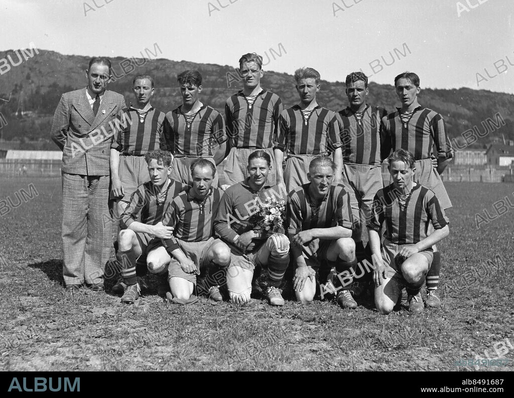 Göteborg Maj 1939. Skogen IF:s fotbollslag.. Bakre raden fr v: Erik Kling , Knut Andersson , Rolf Kristensson , Leif Larsson , John Andersson , Nils Andersson , Gösta Särnblom . Främre raden fr v: Sven Henriksson , John Johansson , Carl-Erik Lindgren , Nils Wallin och Knut Andersson.. Det är två stycken Knut Andersson i laget.. Foto: Kamerareportage. *** Local Caption *** GP. KAMERAREPORTAGE.