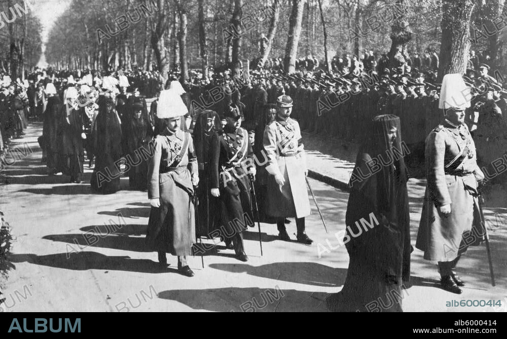 Auguste Viktoria, deutsche Kaiserin, Dolzig (Kr. Sorau) 22.10.1858 - Haus Doorn (Niederlande) 11.4.1921. Beisetzung in Potsdam, Antikentempel im Park von Sanssouci, 19. April 1921: Kronprinzessin Cecilie und die Prinzen Eitel Friedrich, August Wilhelm, Adalbert und Oskar im Trauerzuge. Foto.