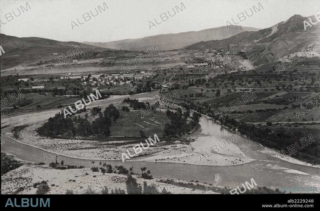 España. Catalunya. Construcción del pantano de Sant Antoni, en Tremp, por la compañía Riegos y Fuerzas del Ebro, S.A., popularmente conocida como "la canadiense". Vista general de Sant Antoni. Año 1915.