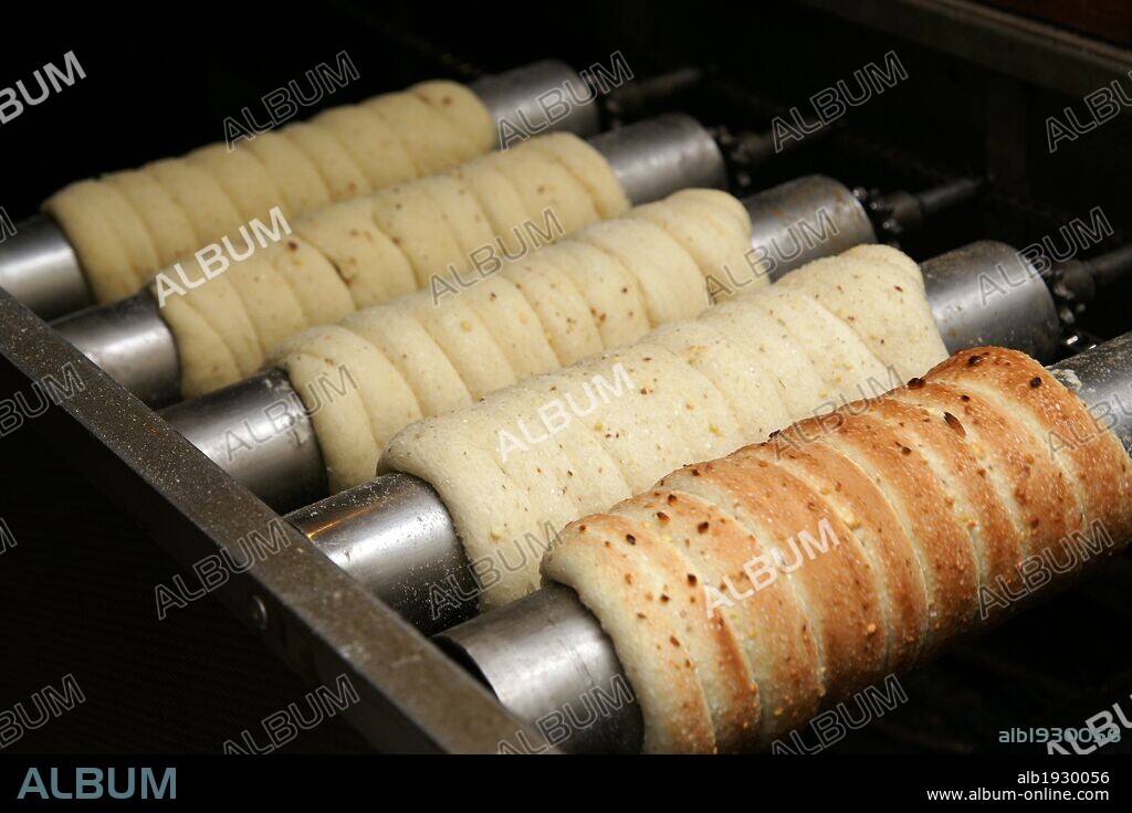 GASTRONOMIA CHECA. "TRDELNIK". Panecillo dulce con azucar y canela. Se prepara asado sobre unos rodillos. Praga. República Checa. Europa Central.