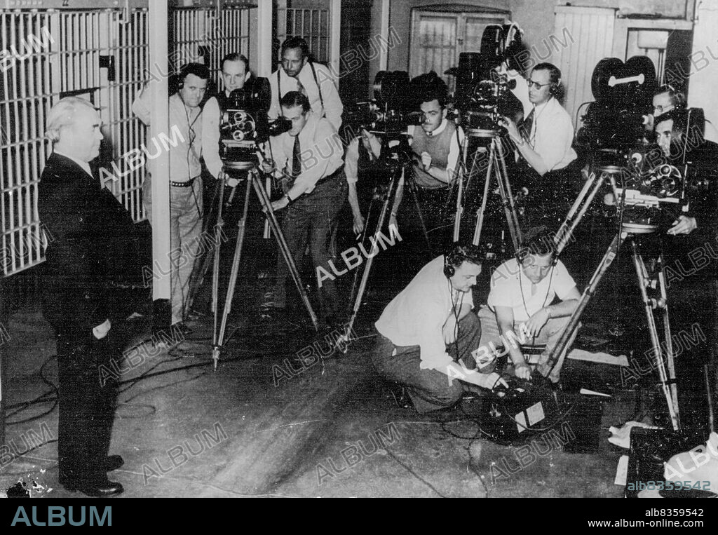 Tom Mooney's Second Life - Tom Mooney roses for the cine cameramen in the ***** the start of his new fight for ***** having been in a gaol for 19 years. August 07, 1939.