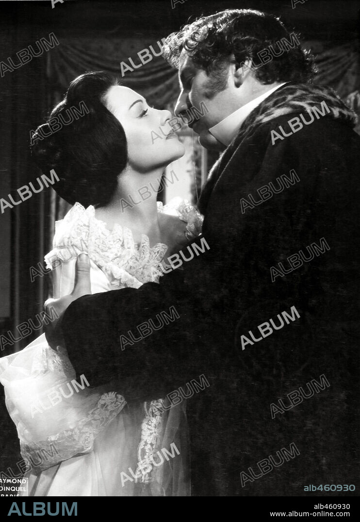 MARTINE CAROL and Sir Peter Ustinov. MARTINE CAROL and PETER USTINOV in LOLA MONTES, 1955, directed by MAX OPHÜLS. Copyright GAMMA-FLORIDA-UNION/BRANDON.