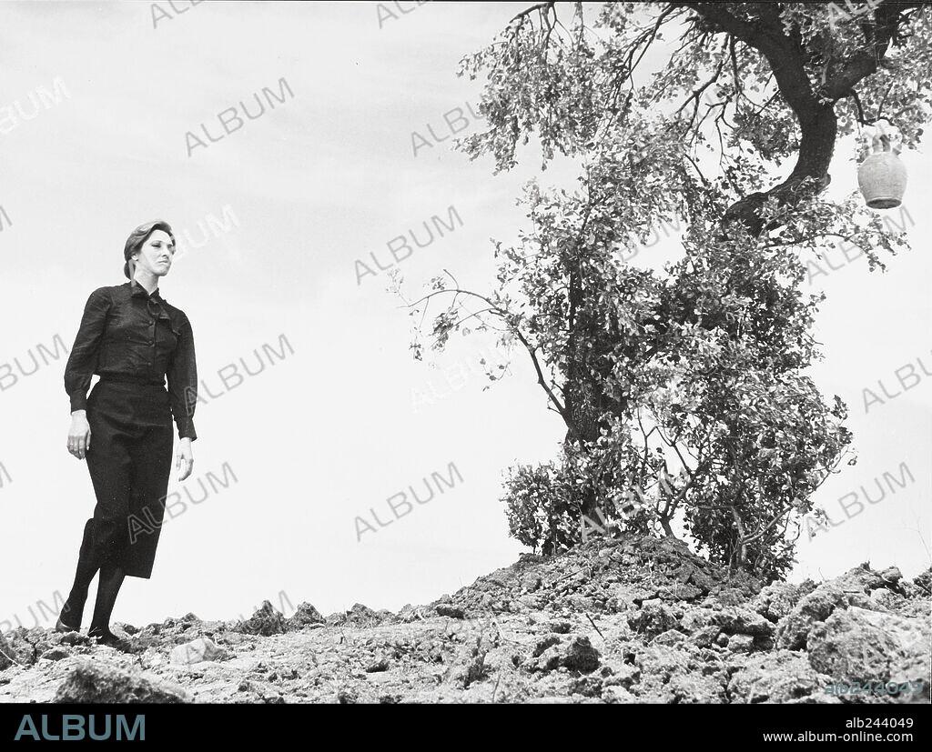 NURIA TORRAY en DIALOGOS DE LA PAZ, 1965, dirigida por JORGE FELIU y JOSEP MARIA FONT ESPINA. Copyright CONCORDIA.