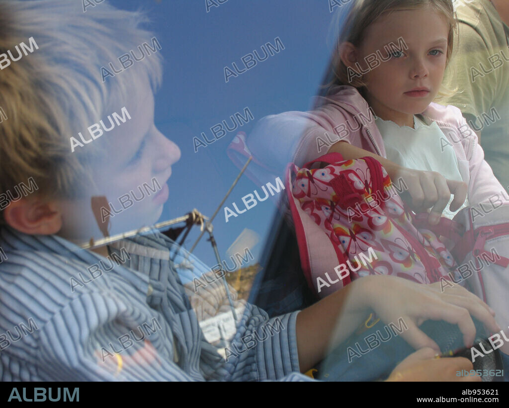 ELLE FANNING and NATHAN GAMBLE in BABEL, 2006, directed by ALEJANDRO GONZALEZ IÑARRITU. Copyright ANONYMOUS CONTENT.