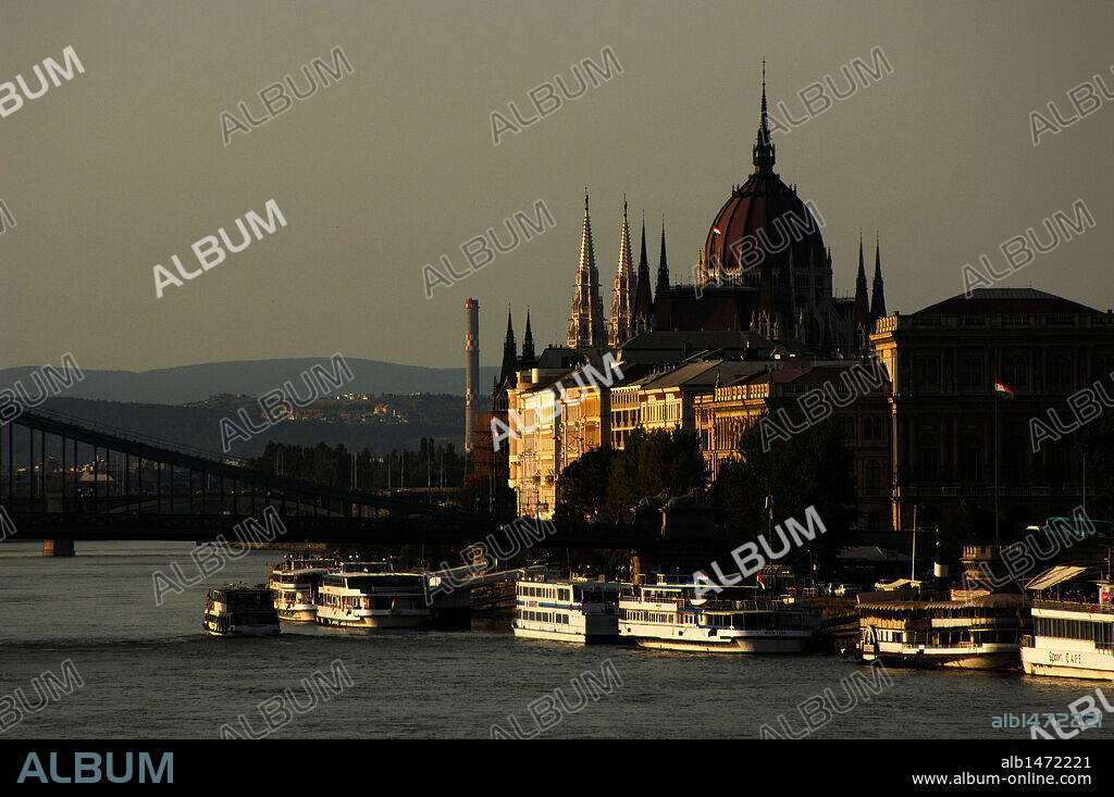 HUNGRIA. BUDAPEST. Rio Danubio con el edificio del Parlamento al atardecer.