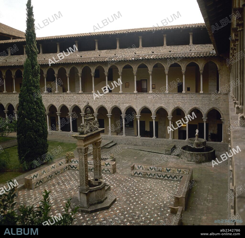 ARTE GOTICO. ESPAÑA. SIGLO XIV. MONASTERIO DE PEDRALBES. Vista del CLAUSTRO del gran monasterio de la orden de las Clarisas. Destaca por su doble piso de galerias con arcos ojivales. BARCELONA. Cataluña.