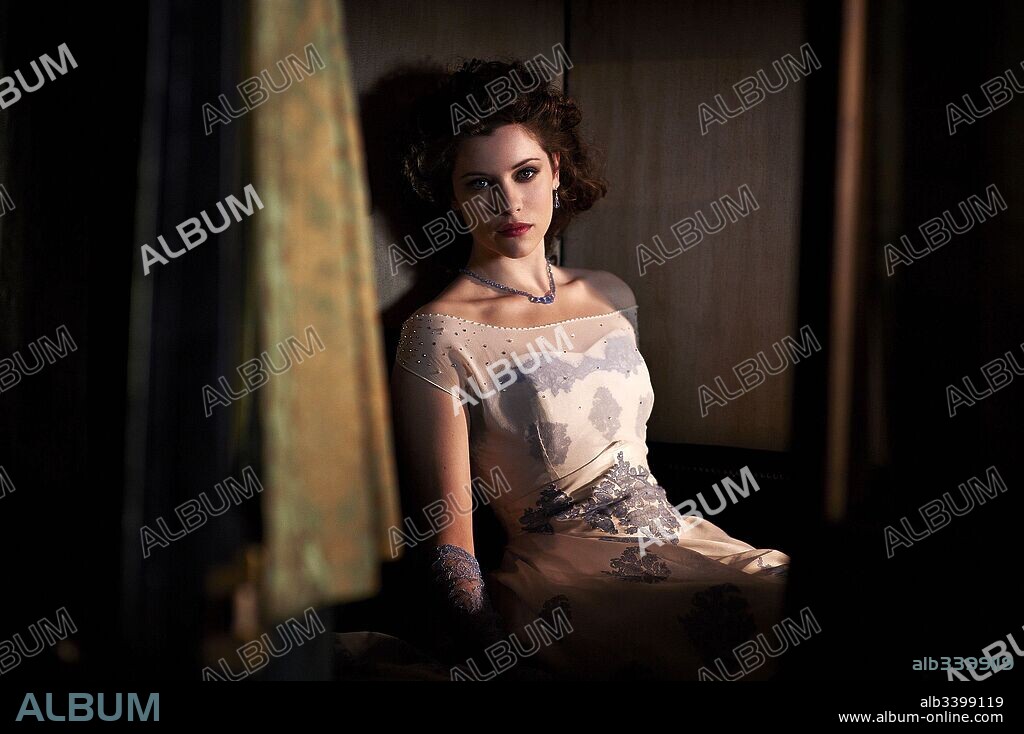 JESSICA DE GOUW in DRACULA, 2013, directed by BRIAN KELLY and STEVE SHILL. Copyright NBC.