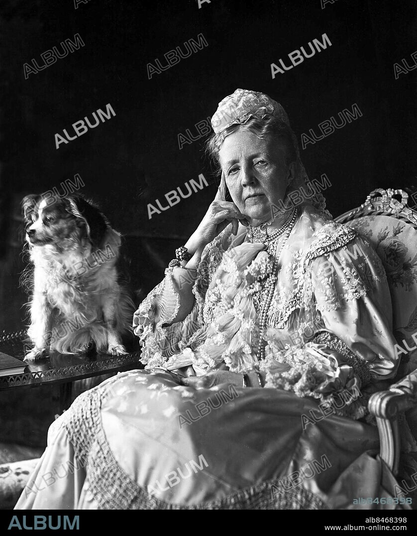 ARKIV 1908 . Änkedrottning Sofia (1836-1913) med sin hund. Sofia, dotter till Vilhelm av Nassau-Weilburg och Pauline av Würtenburg, gifte sig med blivande Oscar II 1857. Mor till Gustaf V och prinsarna Oscar, Carl och Eugen. Drottning Sofia grundade Sophiahemmet i Stockholm.. Swedish Queen Sofia (1836-1913), widow after Oscar II, daughter of prince Wilhelm of Nassau-Weilburg and Pauline of Würtenberg, mother of Gustaf (V), Oscar, Carl och Eugen. Foto: TT / Kod 1900.
