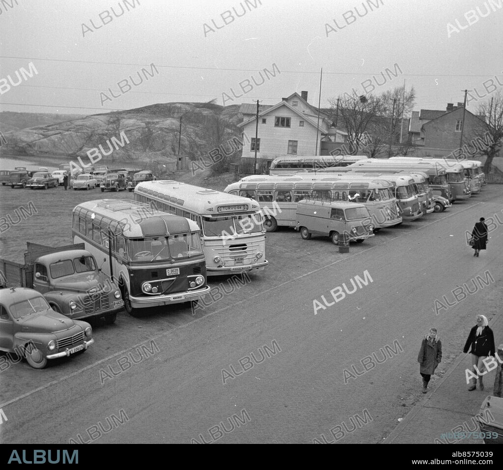 STRÖMSTAD 1959-03. Skärstorsdag och staden invaderas av handlande norrmän - här ser vi bussparkeringen och bilparkeringen. *** Local Caption *** GP mar1959_1348 Foto: Kamerareportage / TT / Kod: 2524.