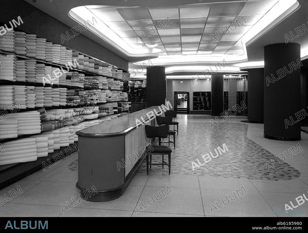 INTERIOR DE LA TIENDA DE TELAS SEDERIAS ARELLANO - FOTOGRAFIA EN BLANCO Y NEGRO - AÑOS 50.