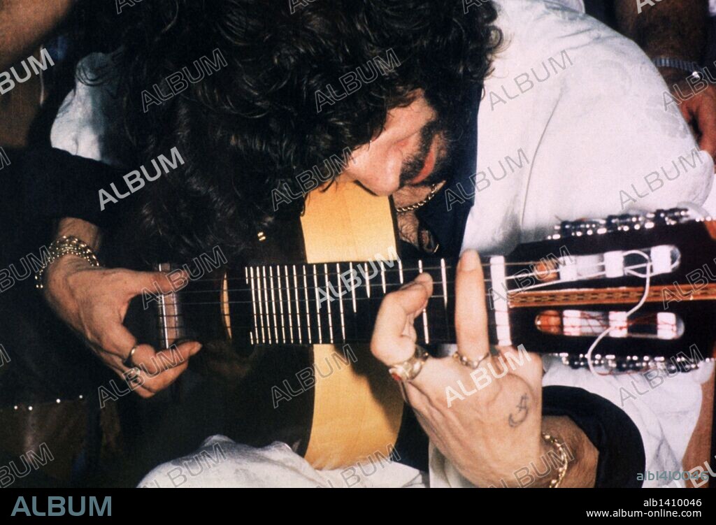Camarón tocando la guitarra el día del bautizo de su último hijo. Venta de Vargas, 1991.