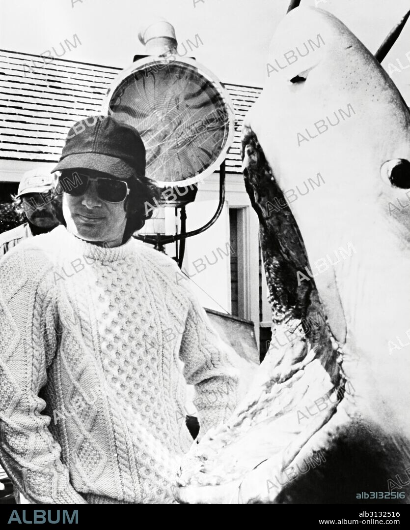 STEVEN SPIELBERG en TIBURON, 1975 (JAWS), dirigida por STEVEN SPIELBERG. Copyright Zanuck/Brown Productions/Universal Pictures.