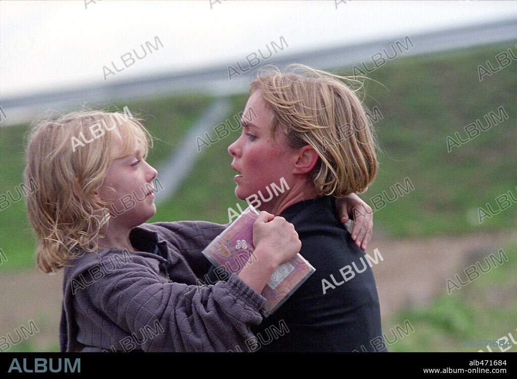 DAKOTA FANNING y RADHA MITCHELL en EL FUEGO DE LA VENGANZA, 2004 (MAN ON FIRE), dirigida por TONY SCOTT. Copyright 20TH CENTURY FOX / VAUGHAN, STEPHEN.