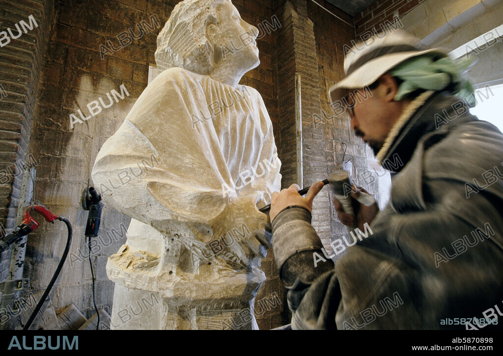 Sagrada Familia, escultor Sotoo trabajando en la fachada de la "Natividad".