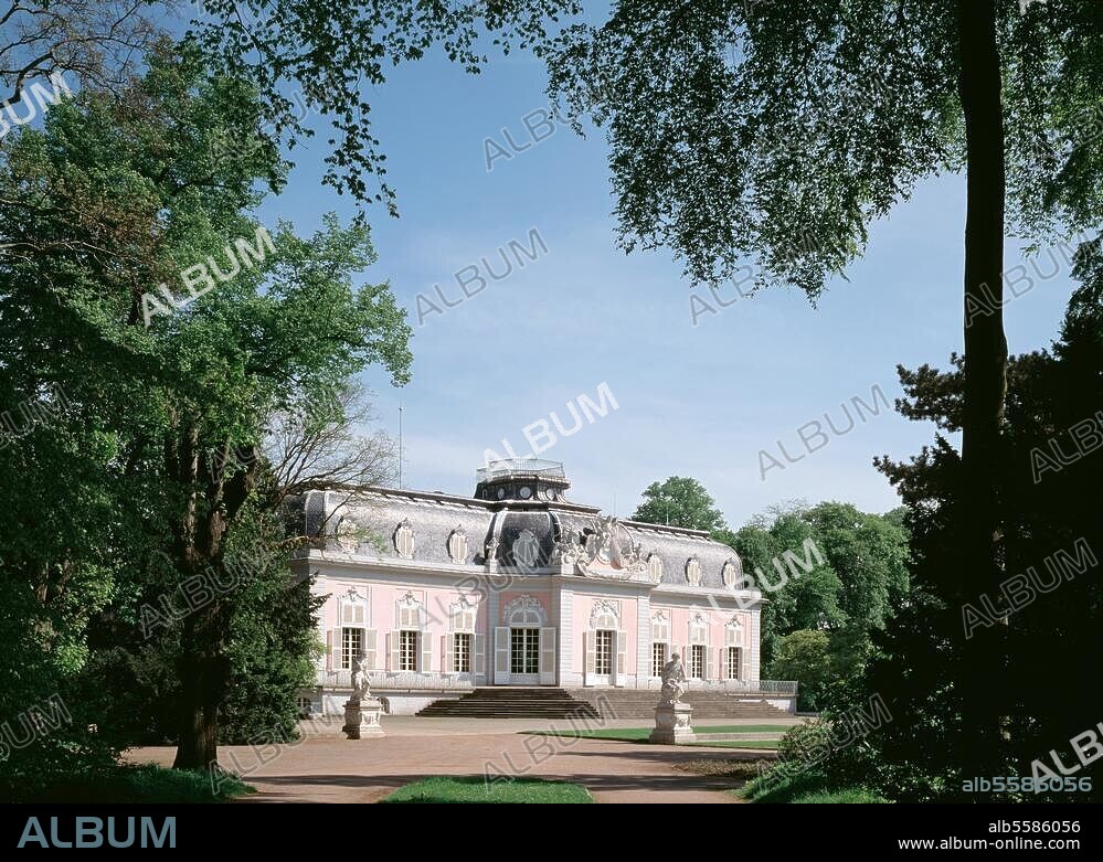 Düsseldorf (Nordrhein-Westfalen), Schloss Benrath. (erbaut 1756-73 unter Kurfürst Karl Theodor als Sommerresidenz; Arch.: Nicolas de Pigage). Außenansicht von Südwesten. Foto (Florian Monheim).