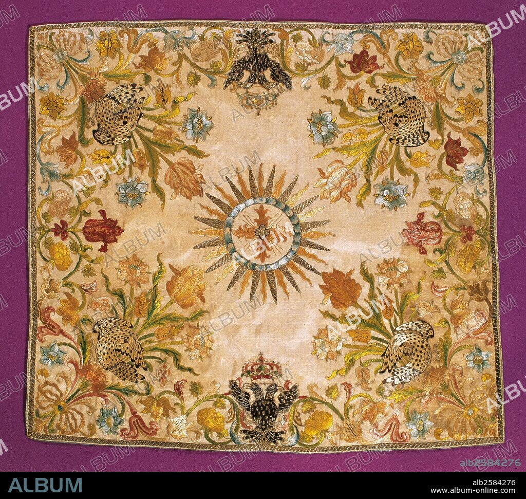 ARTE SIGLO XVIII. ESPAÑA. CUBRECALIZ. Seda blanca bordada con hilos de seda de colores. Decoración floral, con una cruz en el centro. Dos águilas bicéfalas de los Austrias, sostienen con la cabeza la corona imperial. Siglo XVIII. Museo Diocesano de Tarragona. Cataluña.