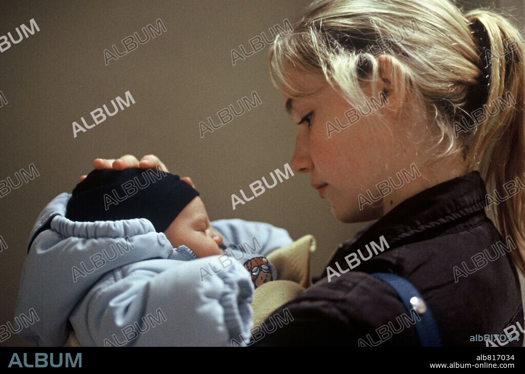 DEBORAH FRANÇOIS dans L' ENFANT, 2005, réalisé par JEAN-PIERRE DARDENNE et LUC DARDENNE. Copyright LES FILMS DU FLEUVE/CANAL+/RTBF/CNC/WALLIMAGE.