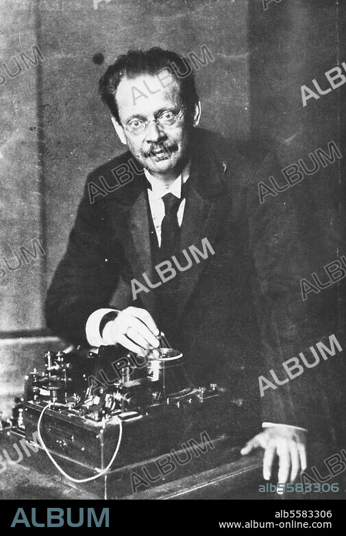 Slaby, Adolf Physiker, Pionier der Funktechnik u. Funktelegrafie, Berlin 18.4.1849 - ebd. 6.4.1913. Porträtaufnahme, undat.