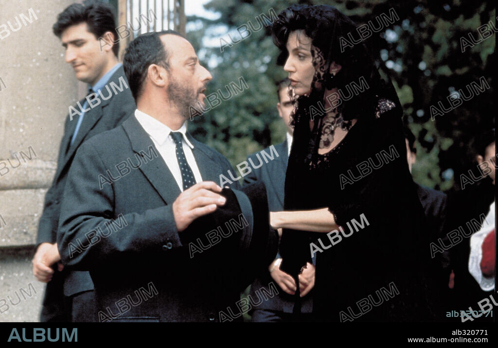 JEAN RENO and MERCEDES RUEHL in ROSEANNA'S GRAVE, 1997, directed by RAUL WEILAND. Copyright SPELLING FILMS INTERNATIONAL.