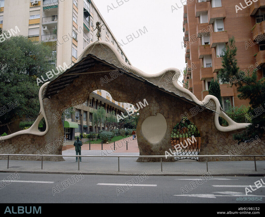 ANTONI GAUDÍ. PUERTA DE ENTRADA A LA FINCA MIRALLES CON ESCULTURA DE GAUDI - 1902.