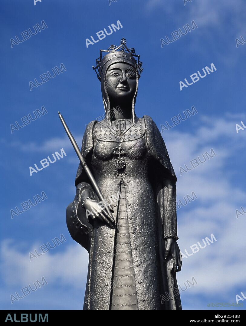 ISABEL I LA CATOLICA (Madrigal de las Altas Torres, 1451-Medina del Campo, 1504). Reina de Castilla (1474-1504), hija de Juan II de Castilla y de Isabel de Portugal. Casada en 1469 con Fernando, príncipe heredero de la corona catalanoaragonesa. ESTATUA DE ISABEL LA CATOLICA en su localidad natal. MADRIGAL DE LAS ALTAS TORRES. Provincia de Avila. Castilla-León. España.