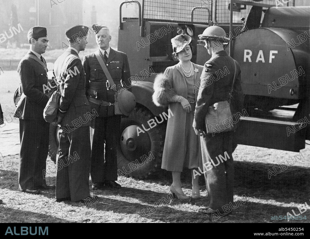 King and Queen Inspect Balloon Barrage - The King and Queen chatting to an operator in charge of the winch in cage, at one of the station today.The King and Queen visited a number of units of the Royal Air Force Balloon barrage i various parts of London today. December 04, 1939. (Photo by London News Agency Limited).