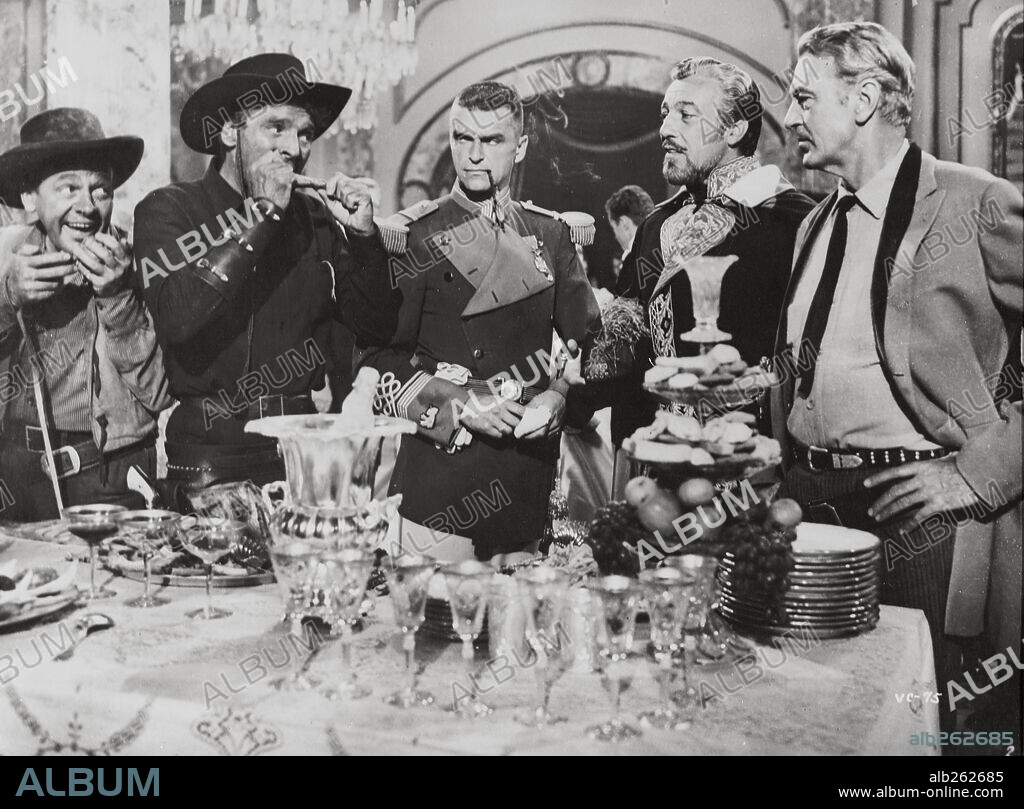 BURT LANCASTER and GARY COOPER in VERA CRUZ, 1954, directed by ROBERT ALDRICH. Copyright UNITED ARTISTS.