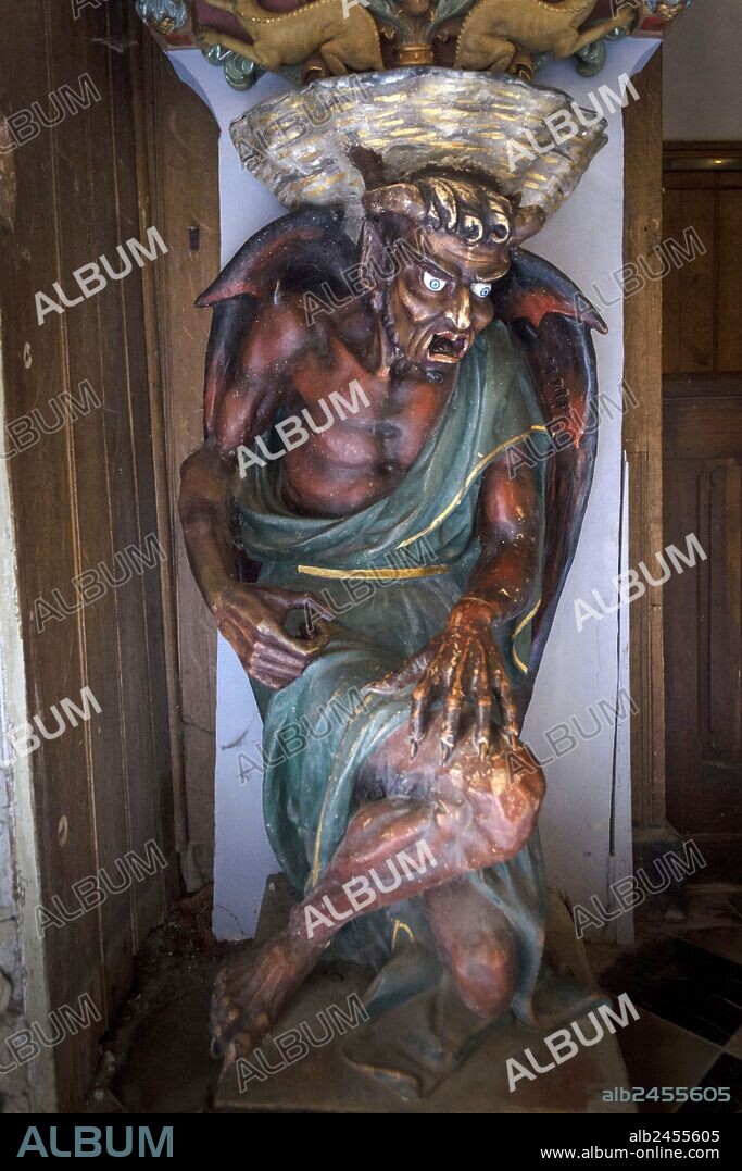 estatua del diablo Asmodeo, sosteniendo la pila de agua bendita, iglesia de Sainte-Marie-Madeleine, Rennes-le-Chateau, departamento del Aude, Languedoc-Roussillon,Francia, europa.
