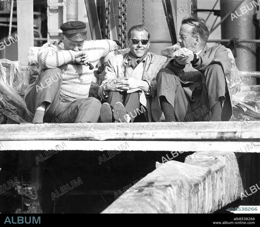Stockholm 1961-05-04. Bärgningen av regalskeppet Vasa.. Nu är det nästan över. Tre av vasa-bärgningens huvudfigurer, frv dykarbasen Per-Edvin Fälting, Anders Franzén och kommendör Edward Clason seglade med regalskeppet in i dockan.. Foto: Sven Åsberg / DN / TT / Kod: 192. ** SvD OUT **.