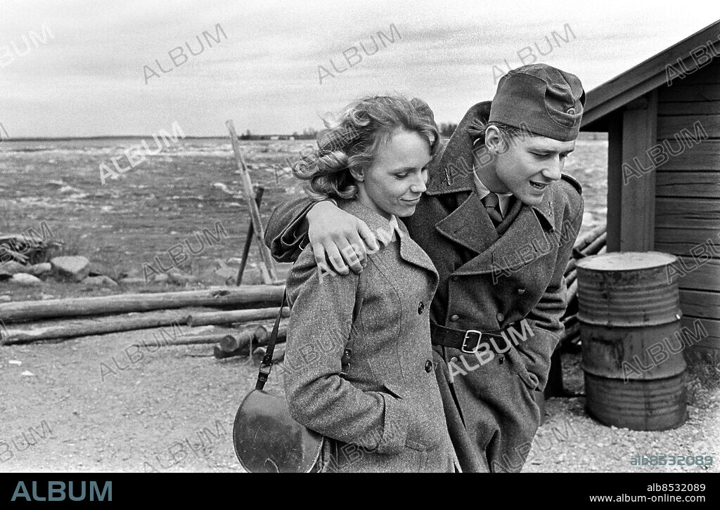 1973-05-27.. Inspelning av NÅGONSTANS I SVERIGE. TV-serie av Jan Olof Olsson i regi av Bengt Lagerkvist.. Sänt första gången 1973-12-25.. Här ses skådespelarna Hans Klinga, som stabsfuriren Hansson, och Anna Sällström, som Sonja.. Foto: Bo-Aje Mellin / RiR / SVT / Kod: 5600. Bild och reportage publ. i RiR 31/73 sid. 10-11.. RiR 20871 sv/v neg   . Handen i fickan.