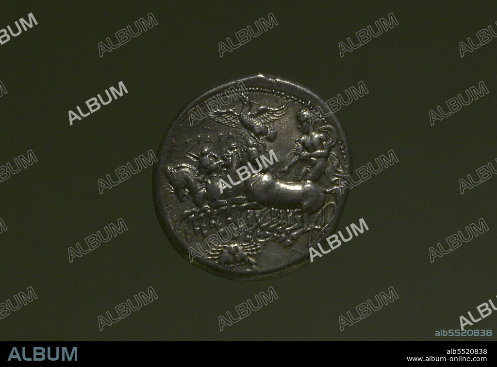Moneda con la representación de una cuádriga conducida por un auriga. Datada hacia 425-400 a.C. Agrigento. Museo Calouste Gulbenkian. Lisboa. Portugal.