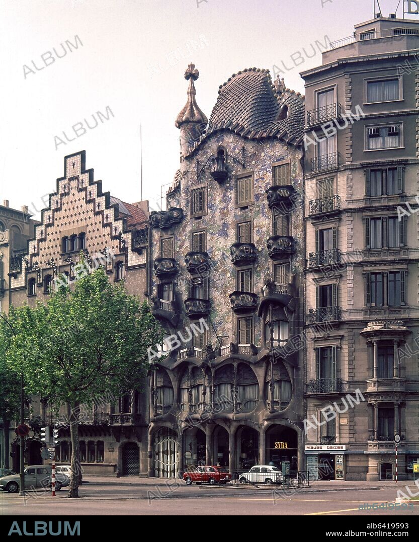 ANTONI GAUDÍ. FACHADA DE LA CASA BATTLLO - 1904-6 - MODERNISMO CATALAN.