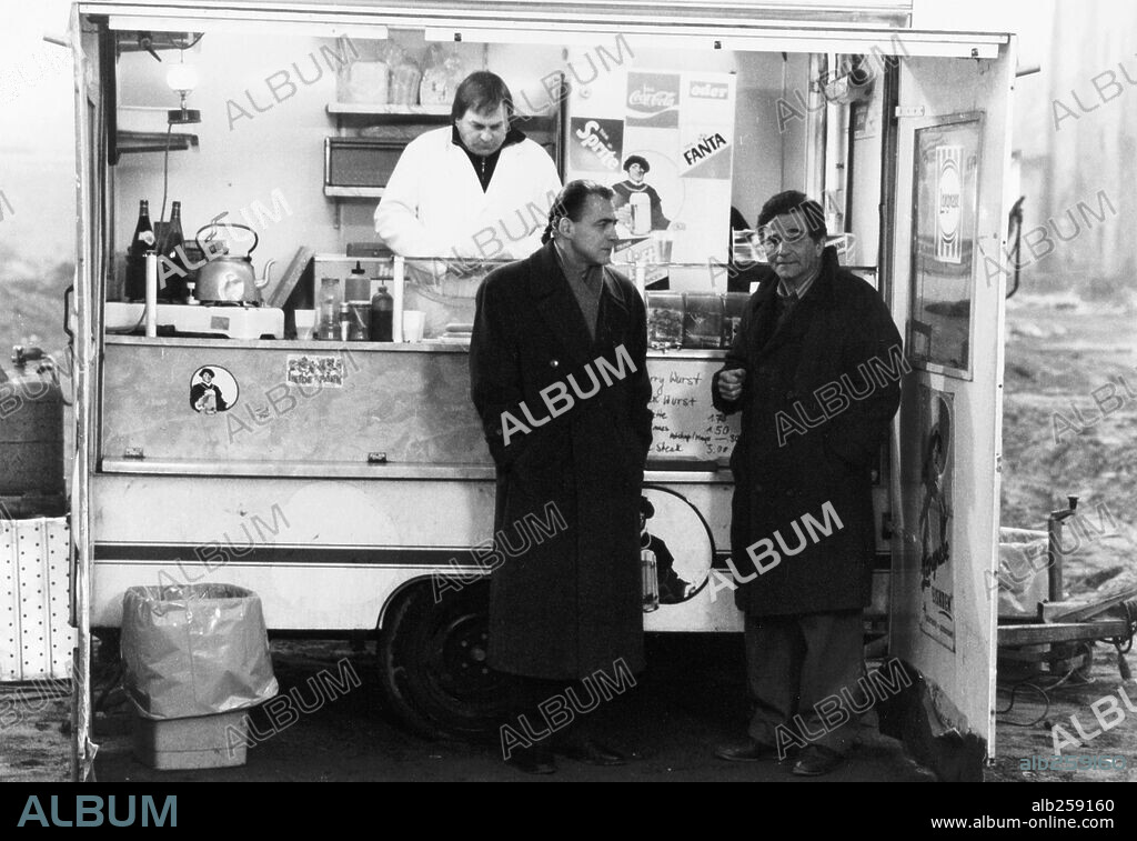 BRUNO GANZ y PETER FALK en EL CIELO SOBRE BERLÍN, 1987 (DER HIMMEL UBER BERLIN), dirigida por WIM WENDERS. Copyright WESTDEUTSCHER RUNDFUNK.