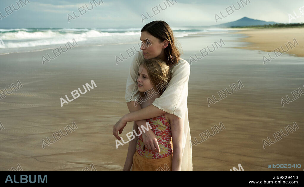 ALYLA BROWNE y TILDA COBHAM-HERVEY en LAS FLORES PERDIDAS DE ALICE HART, 2023 (THE LOST FLOWERS OF ALICE HART), dirigida por GLENDYN IVIN. Copyright AMAZON STUDIOS.