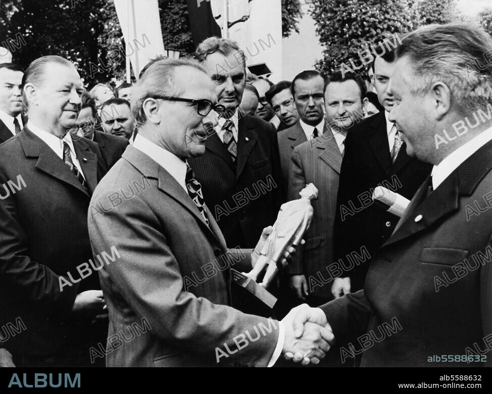 Honecker, Erich ; secrétaire général du Comité Central et du SED ; chef du Conseil d'État de la RDA ; (25.8.1912-29.5. 1994). - Honecker visitant la fonderie et les ateliers de construction de machines "VEB" à Torgelow, le 1er juin 1972 : le secrétaire du parti de la firme remettant à Honecker une statue de Lénine moulée (à g. le membre du Comité central G. Grüneberg).-.