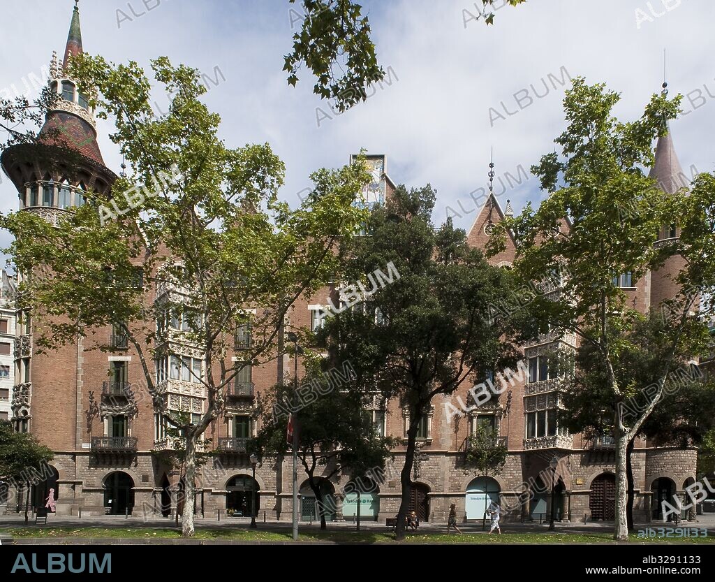 JOSEP PUIG I CADAFALCH. Casa de les Punxes o Casa Terradas, 1905. Encargo de las hermanas Terrades Brutau. Edificio de aspecto medieval, con elementos que recuerdan a la arquitectura gótica europea.  Bien Cultural de Interés Nacional. Modernismo. Barcelona.