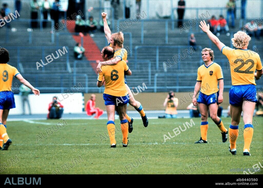 fotboll Sverige-Uruguay Ove Grahn hissar Roland Sandberg. Björn Andersson och Thomas Ahlström th. VM i Västtyskland 1974. Foto: Roony Johansson / Sydsvenskan Bild / IBL Bildbyrå.