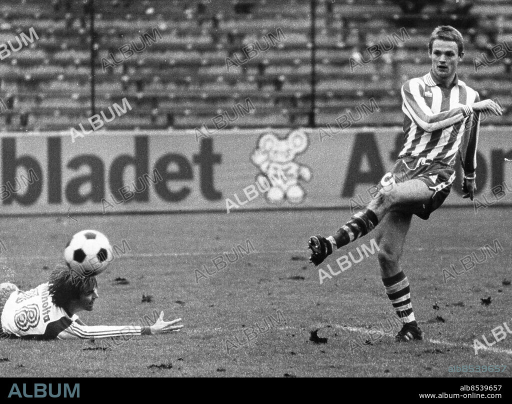 Stockholm 1979-10-28. "Oj vilket mål!. Årets på Råsunda? Torbjörn Nilsson har fintat sig förbi "Putte" Ramberg och Gunnar Wilhelmsson. Sen var det dags för Björn Hedenström som utslagen förgäves försöker kasta sig efter bollen. Målet betydde 3-1.. Foto: Folke Hellberg / DN / TT / Kod: 23. ** SvD OUT **.